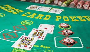 Pengguna meninjau pembayaran dari perangkat pribadi