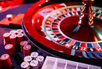 Pengguna membaca bonus mingguan di perangkat pribadi